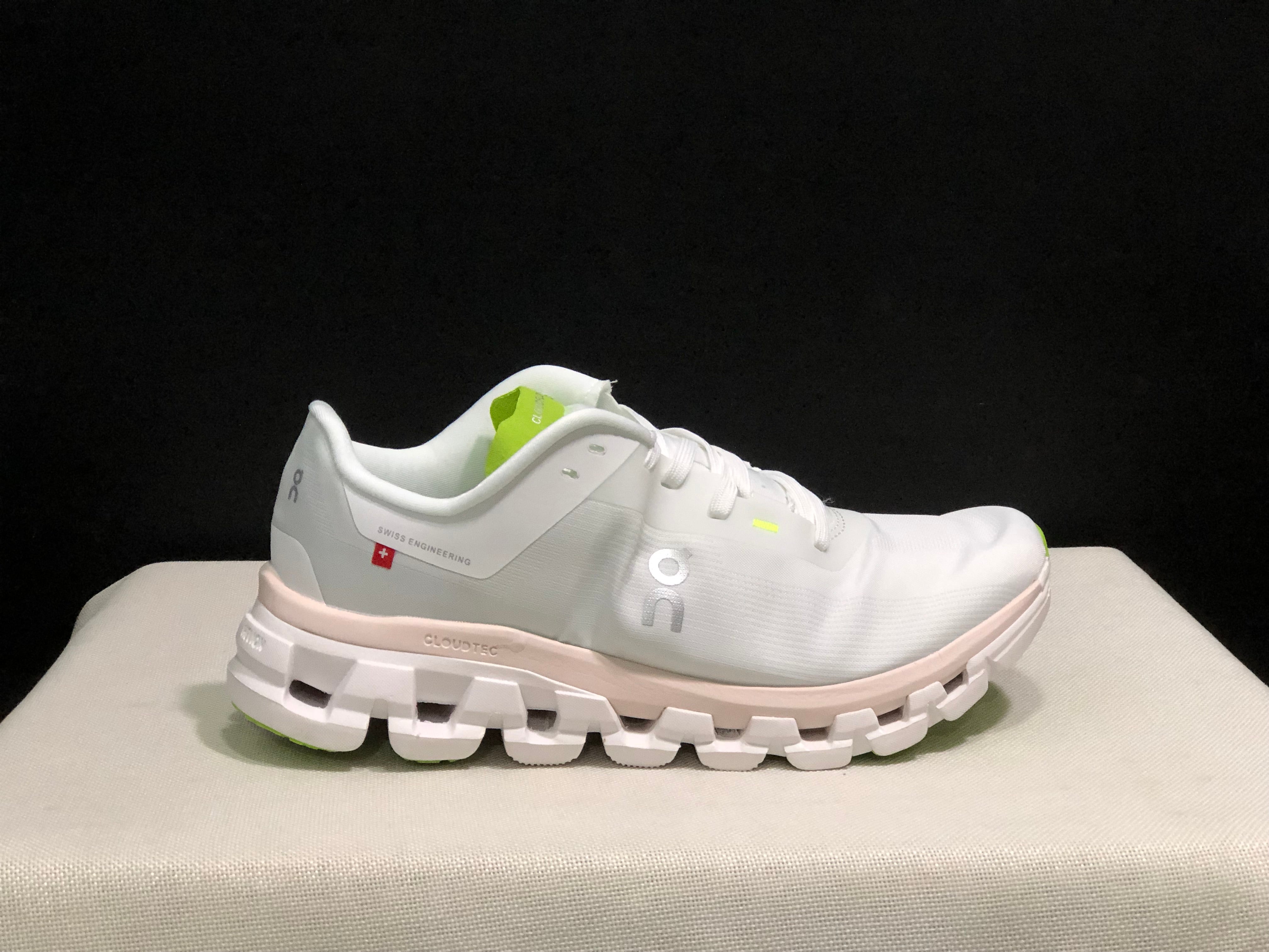 On Cloud Cloudflow 4 New Generation White and green running shoes profile view 