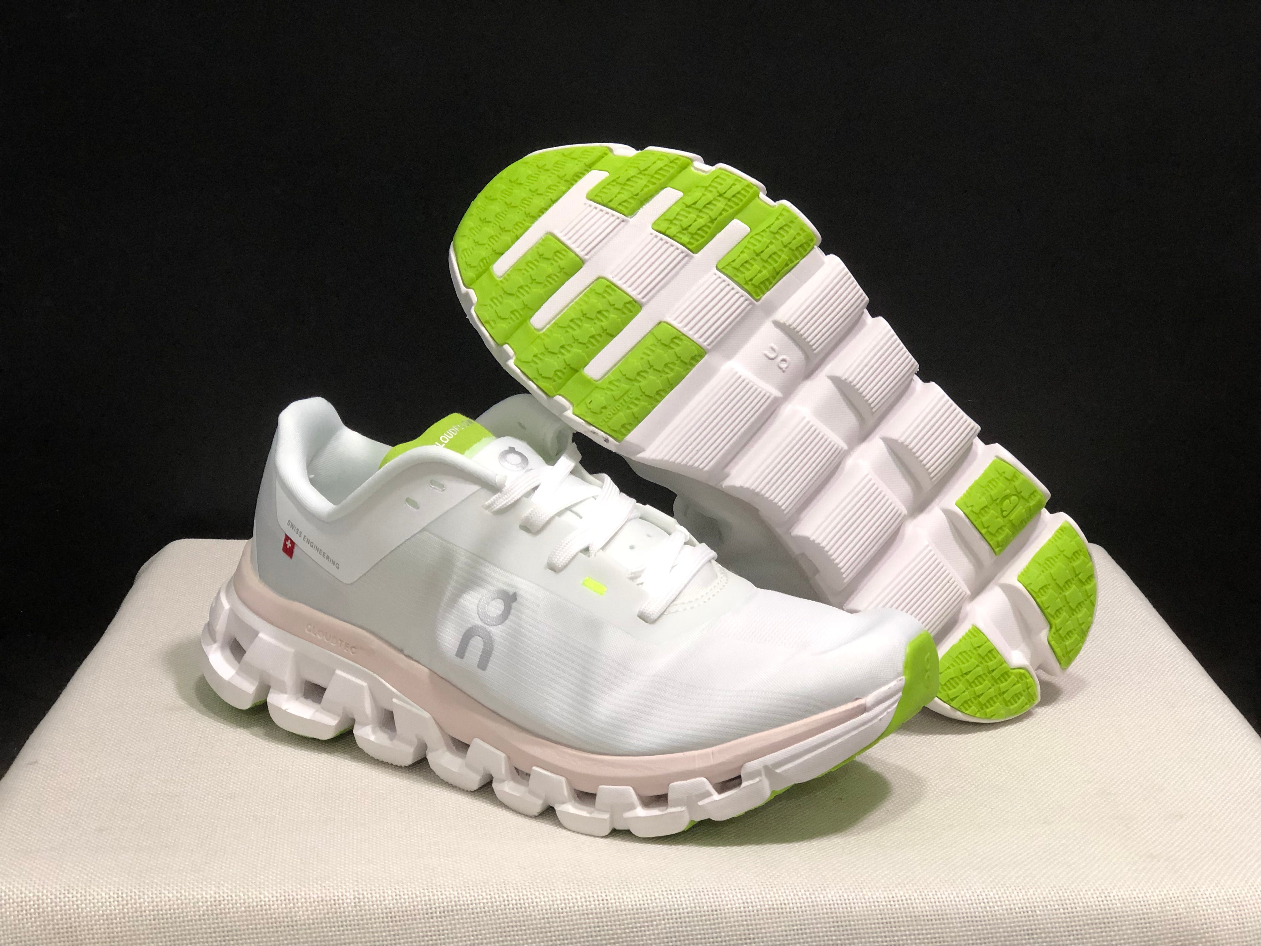 On Cloud Cloudflow 4 New Generation White and green running shoes white and green soles 