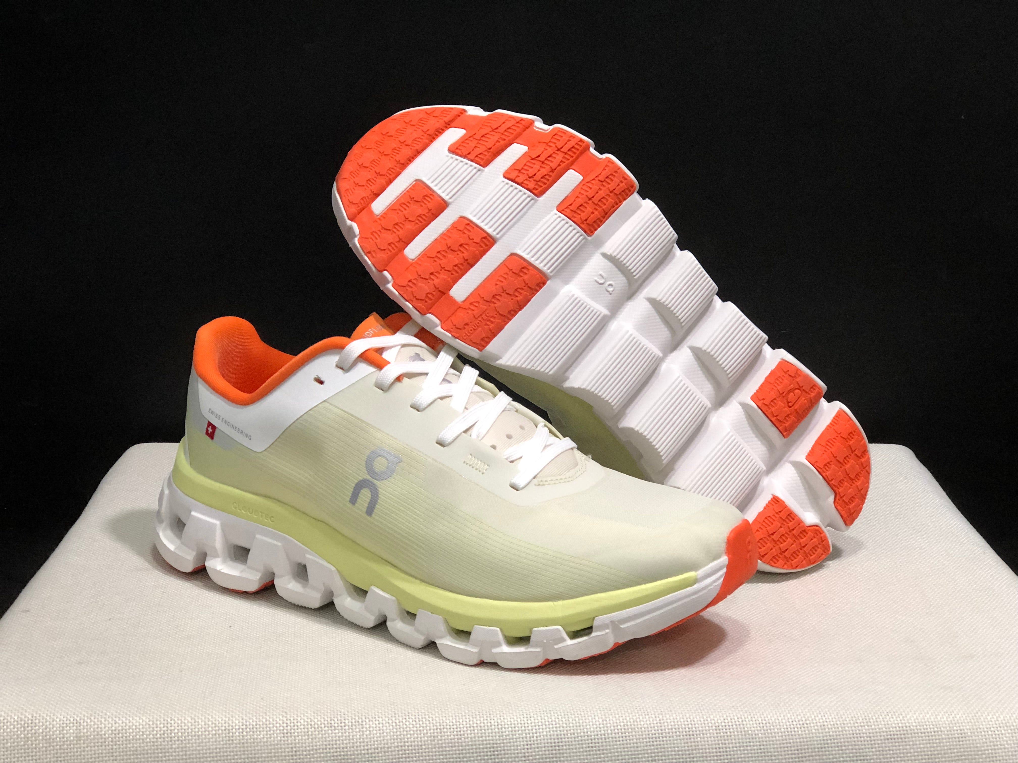 On Cloud Cloudflow 4 New Generation green and orange running Shoes  soles 