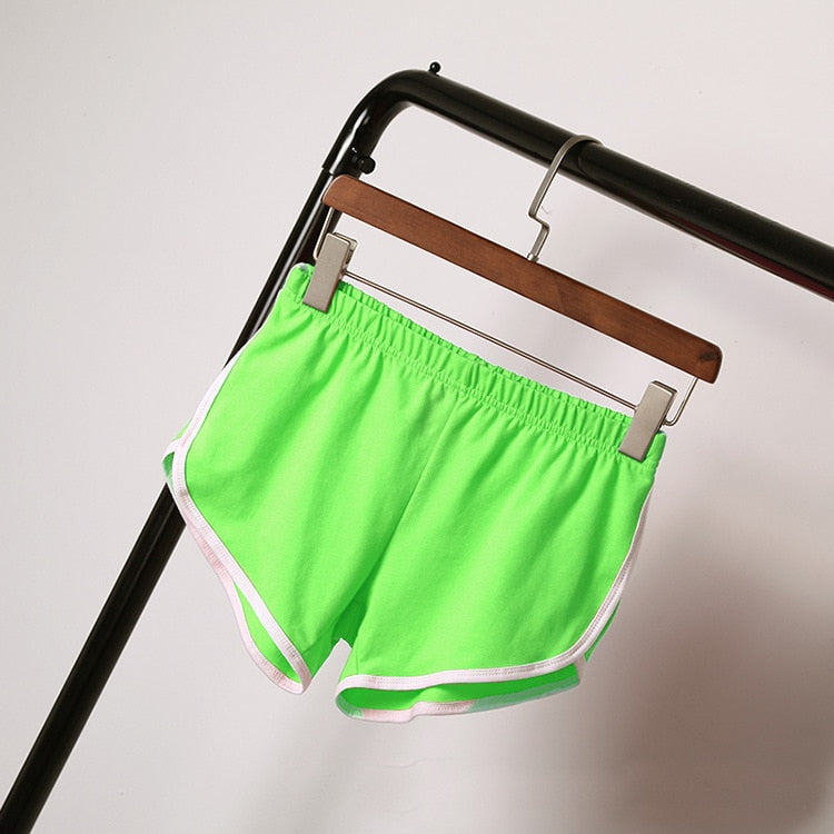 Compra light-green Women Breathable Skinny Fit Fitness Shorts of Solid Colours